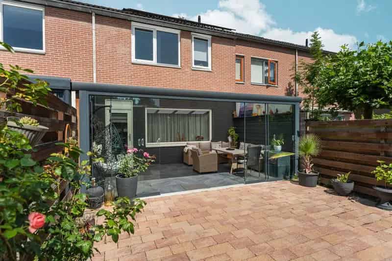 Huis te koop Arnhem: Moderne tussenwoning met tuinkamer en zonnepanelen