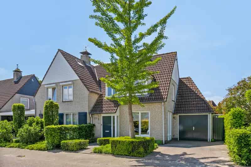 Ruime 2-onder-1-kapwoning met Kantoor aan Huis te Best