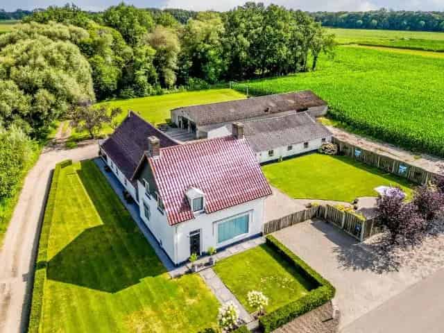Vrijstaande woning met extra woongedeelte te Gastel