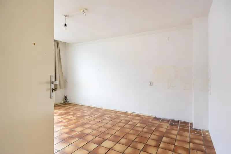 Te renoveren 6 kamer galerijwoning met dakterras en balkon