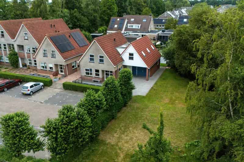 Luxe Familiewoning Joure 4 slaapkamers Grote Garage Vijvertuin