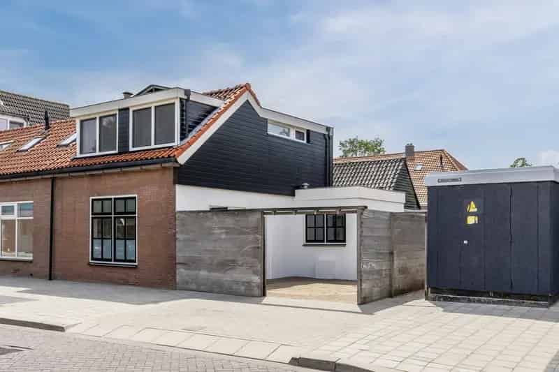 Huis te koop Krommenie: Karakteristieke Hoekwoning met Jacuzzi en Ruime Tuin