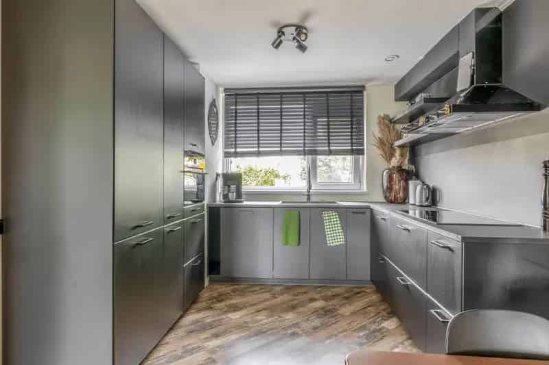 Huis te koop Rozenburg: Ruime gezinswoning met tuin en zwembad