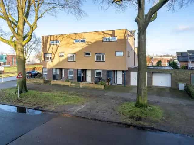 Hoekwoning Enschede met garage en groene uitzicht