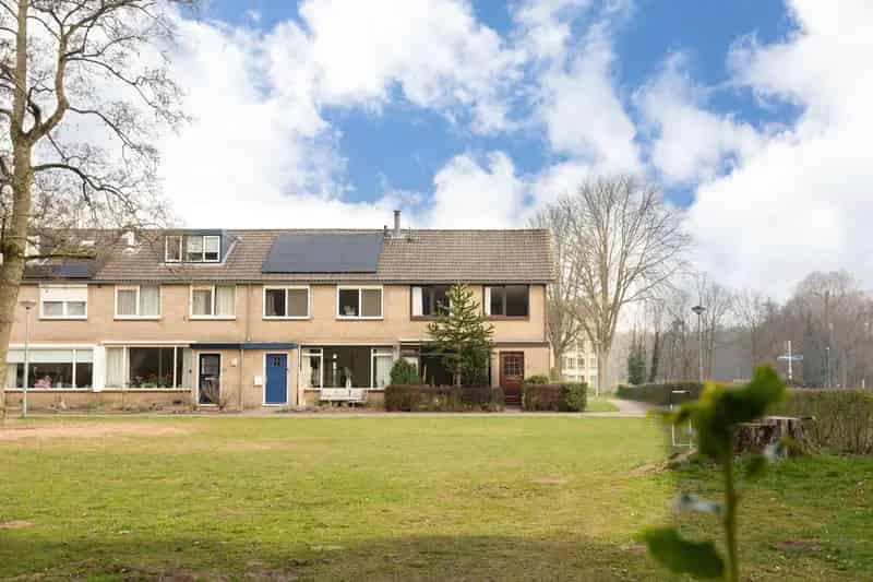 Ruime Hoekwoning met Garage in Voorthuizen Nabij Natuur en Dorpscentrum