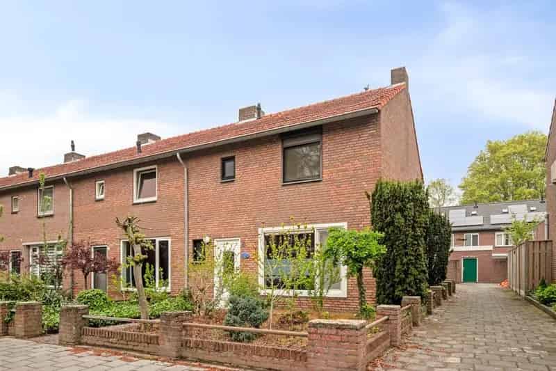 Uitgebouwde Hoekwoning met Garage te Koop