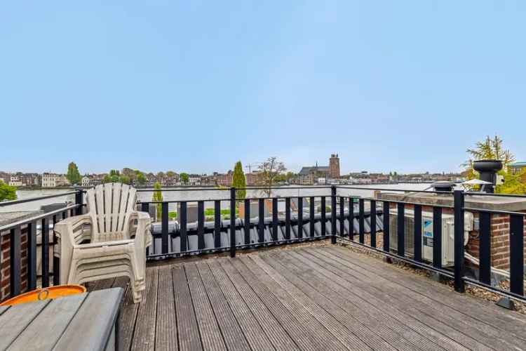 Luxe Hoekwoning Oude Maas 3 slaapkamers 2 badkamers Dakterras Garage