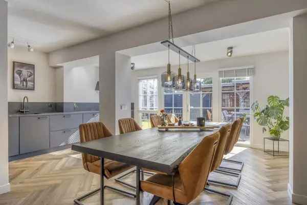 Moderne Tweekapper met Zwembad te Someren