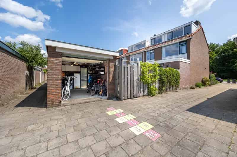 Huis te koop Leidschendam: Royale hoekwoning met garage en tuin