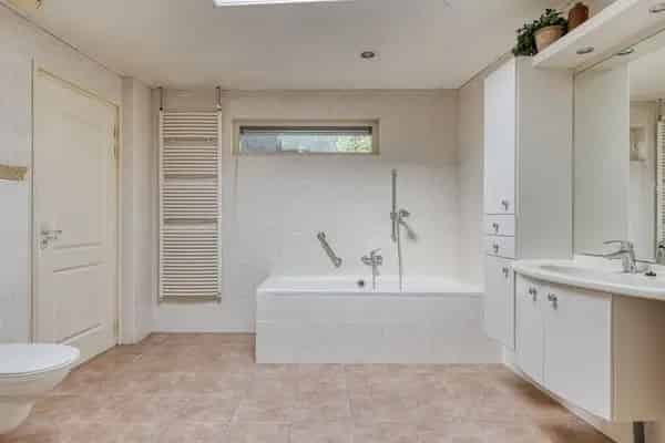 Hoekwoning Veldhoven-Dorp 6 slaapkamers tuin berging