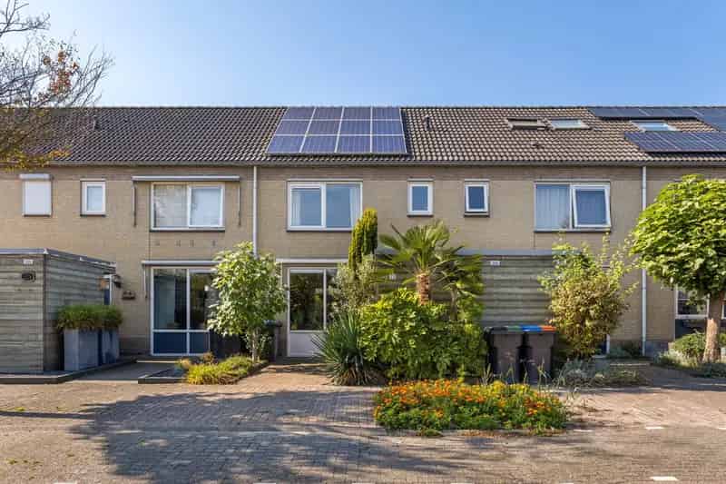Ruime 4 Slaapkamers Familiewoning Aan Het Water Met Zonnepanelen