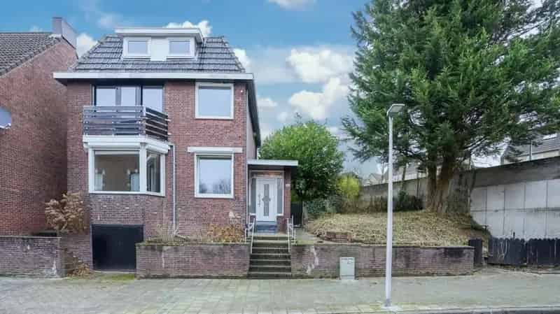 Jaren 30 woning 6 slaapkamers riante tuin deels renovatie