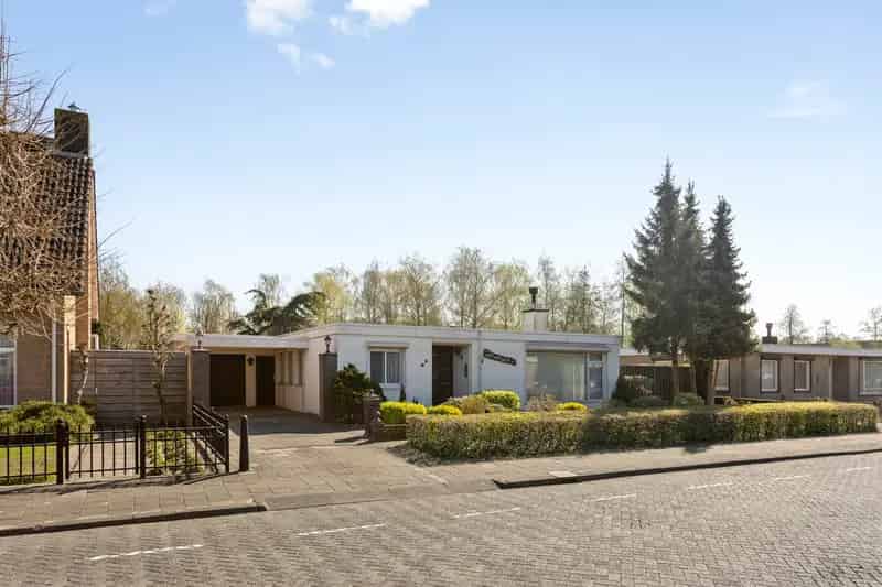Vrijstaande Bungalow te koop in Waalwijk