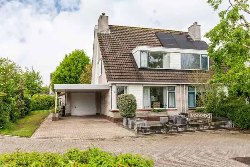 Ruime halfvrijstaande woning met grote tuin in Geldermalsen