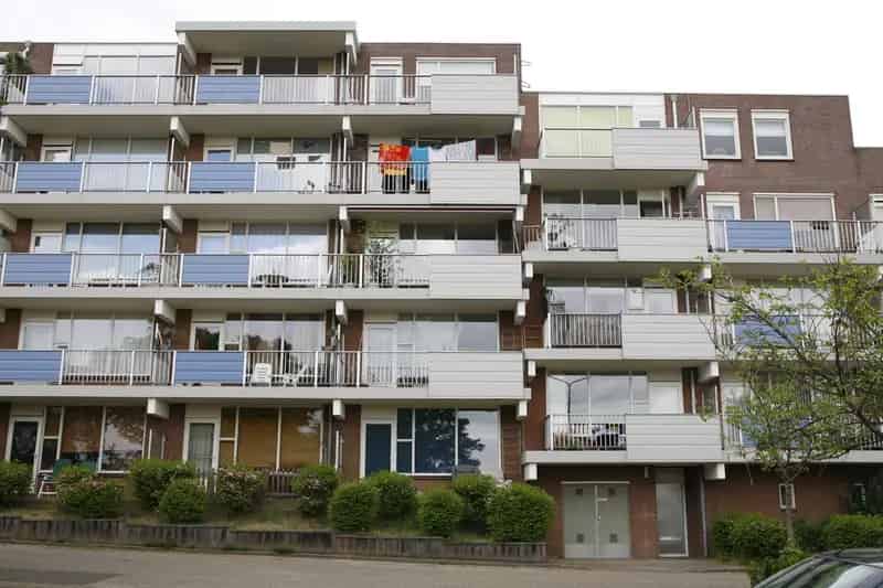 Woning nabij winkels en voorzieningen in wijk met hoogteverschillen