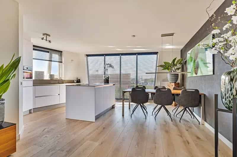 Huis te koop Heemskerk: Luxe Villa met 3 Slaapkamers en Serre