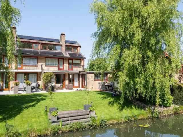 Ruime 2-onder-1-kapwoning te Ridderkerk met garage en Oosterpark uitzicht