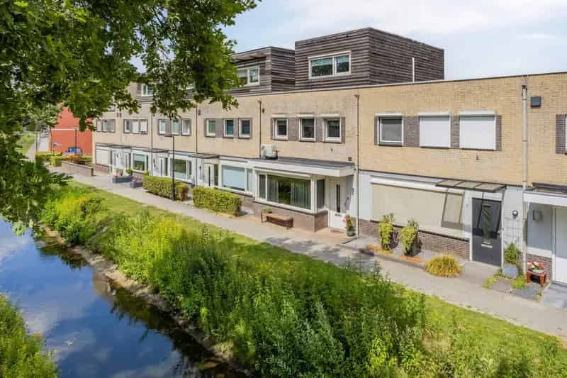 5 Slaapkamers Tussenwoning Vijfhoek Deventer -  Eigen Parkeerplaats en Serre