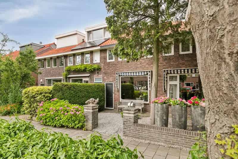 Huis te koop Hoeksekade Bergschenhoek: Instapklaar met tuin