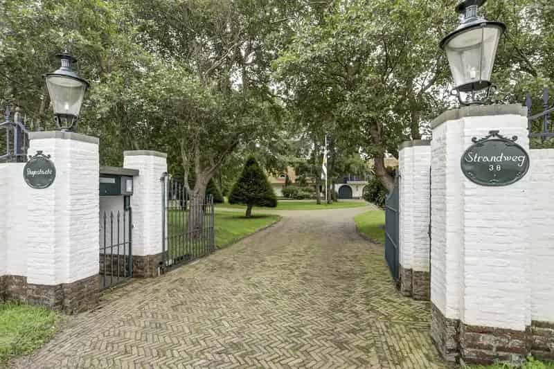 Rietgedekte Villa met Zwembad aan de Noordzeekust