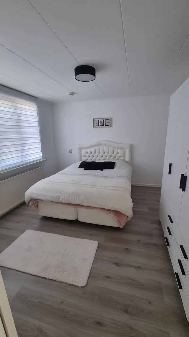 Ruime Hoekwoning nabij School en Snelweg