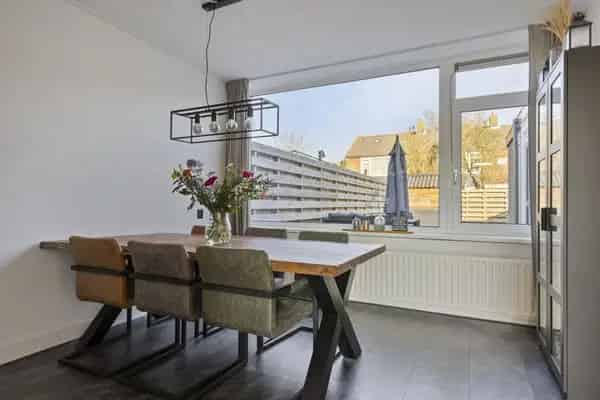 Ruime Tussenwoning 4 Slaapkamers Zonnige Tuin