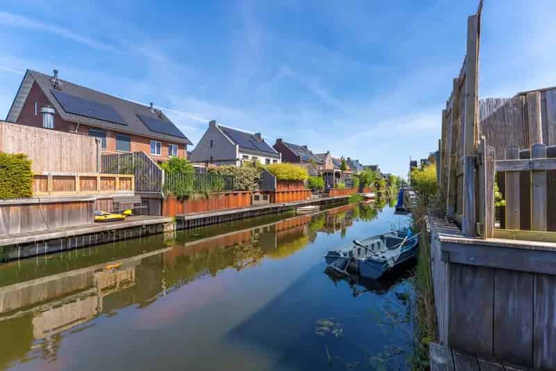 Moderne Middenwoning te Koop in Rengerswetering