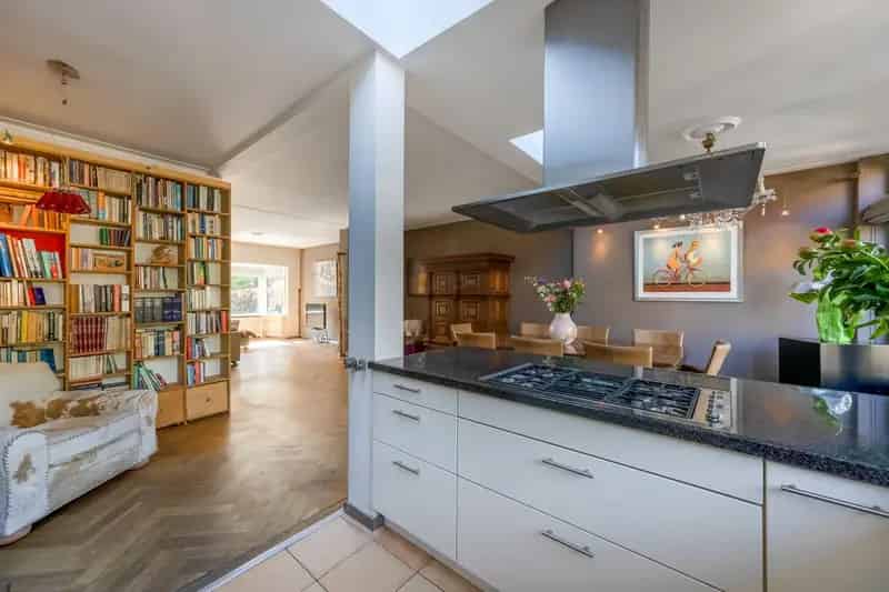 Huis te koop Hilversum: 6 slaapkamers, 2 badkamers, tuin op het zuidwesten