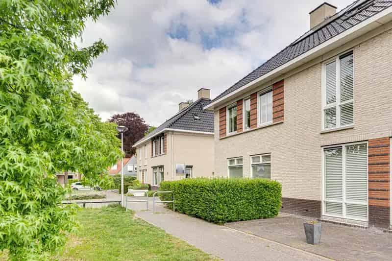 Twee Onder Een Kap Sprundel  Instapklaar 3 slaapkamers Garage