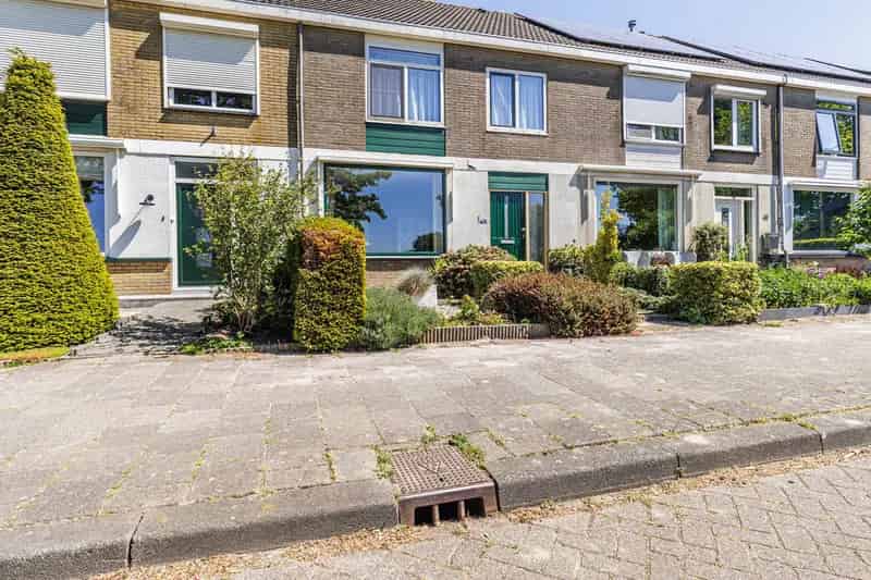 Ruime gezinswoning te Strijen 4 slaapkamers grote tuin