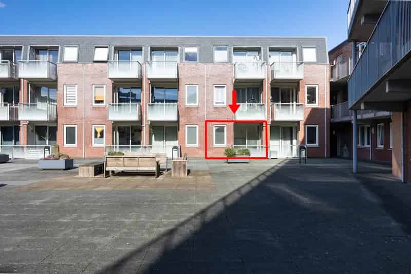 Te Huur: Ruim 2-Kamerappartement met Eigen Parkeerplaats