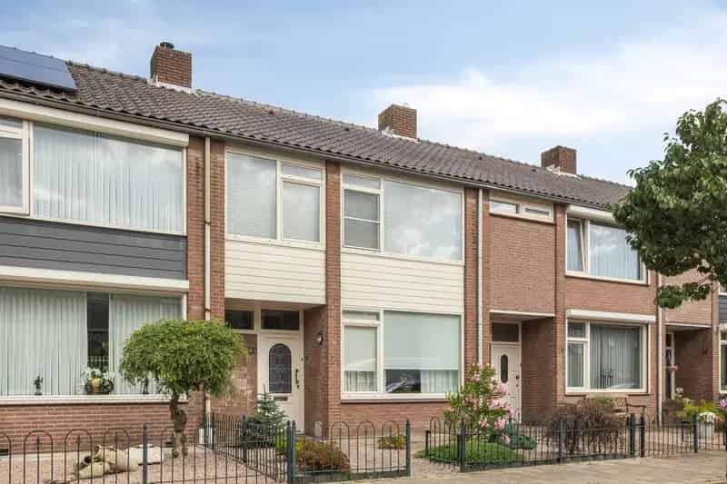 Huis te koop Oss: te moderniseren 3 slaapkamers diepe tuin