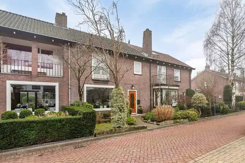 Huis te koop Rhoon: Ruim woonhuis met grote tuin en kelder