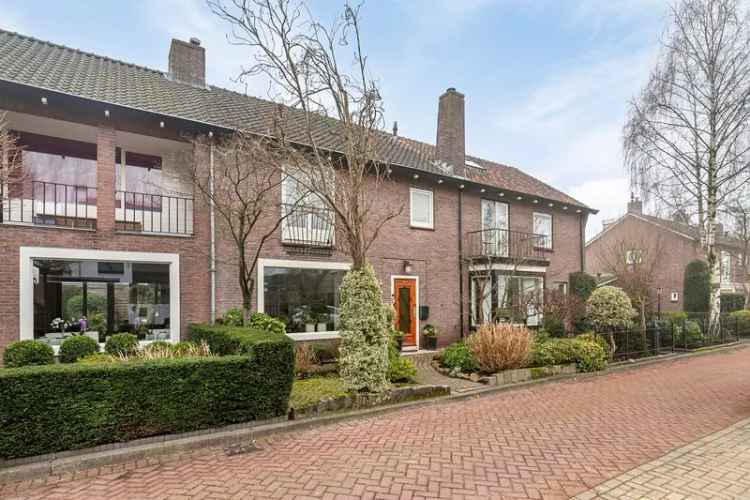 Huis te koop Rhoon: Ruim woonhuis met grote tuin en kelder