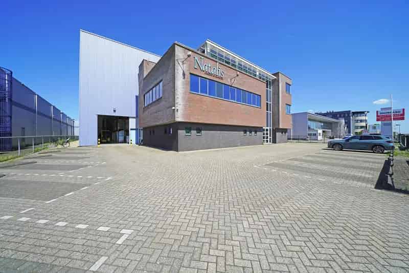 Bedrijfshal te huur Almere A6 880m2 Kantoor 245m2