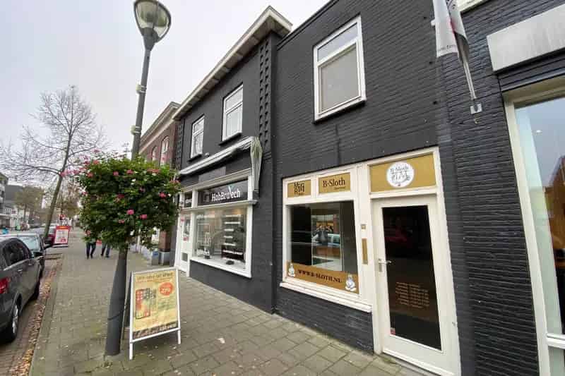 Belegging Waalwijk: Twee Winkels en Appartement Nabij Centrum