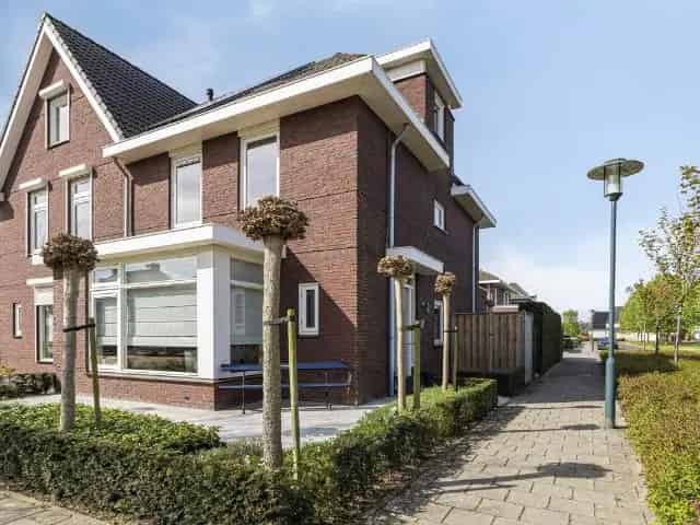 Jaren 30 woning te koop: 4 slaapkamers, ruime garage en zonnescherm