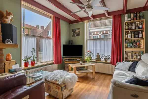 Zeer ruime pastorie 7 slaapkamers 250m2 tuin Zeeland