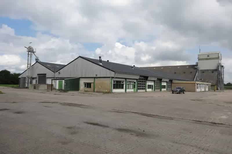 Bedrijfshal te huur Lamswaarde 2100m² magazijn kantoor