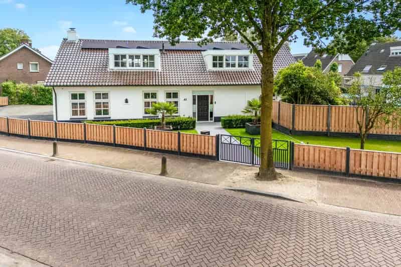 Geringeerde Vrijstaande Semi-Bungalow te Koop