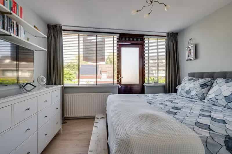 Tussenwoning Rozenburg 4 slaapkamers 2 badkamers grote tuin