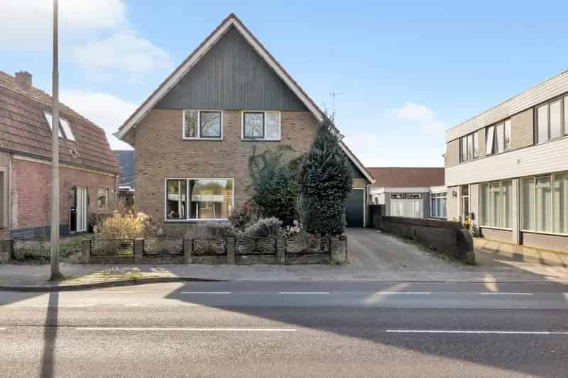 Vrijstaande woning met garage en grote tuin te Losser