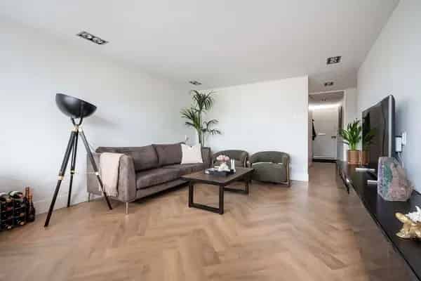 Instapklaar 3-kamer appartement nabij winkelcentrum Hart van Zuid