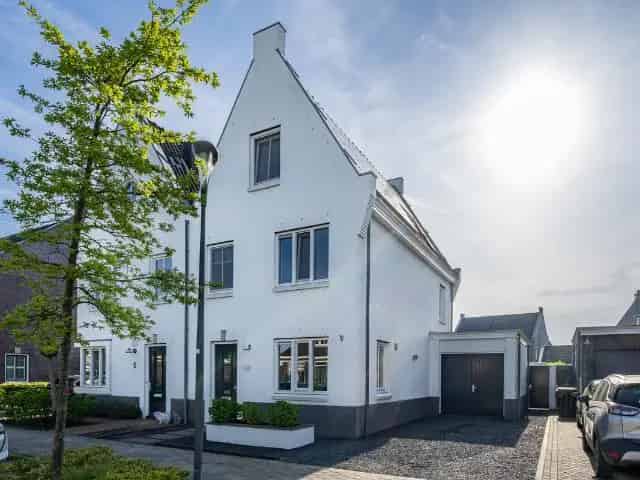 Te Koop: Ruime 4 Slaapkamers 2-onder-1 Kapwoning Dirksland