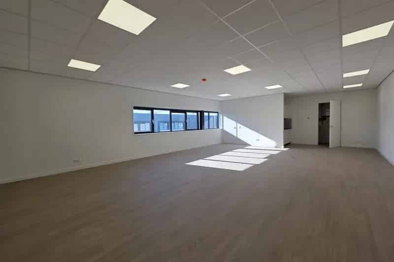 Bedrijfshal te koop Zwaag 195m2 begane grond 95m2 verdieping