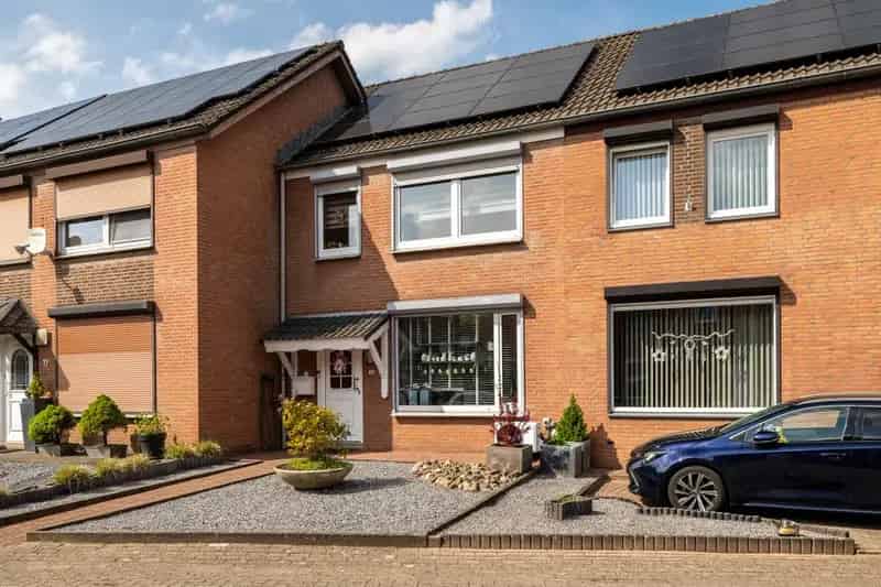 Ruime Tussenwoning met Garage en Grote Tuin Nabij Bosrand