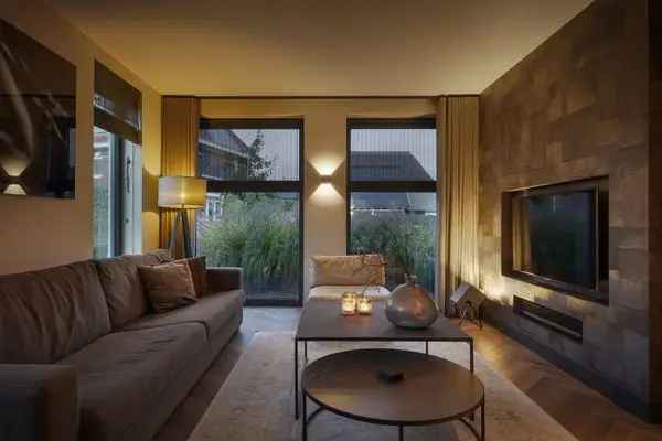 Luxe Villa met Rieten Kap en Design Interieur te Koop