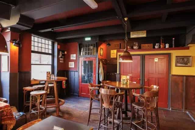 Leeuwarden: Het Oranje Bierhuis - Cafe en Appartementen