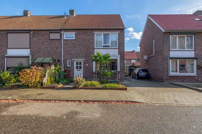 Moderne Hoekwoning nabij Centrum