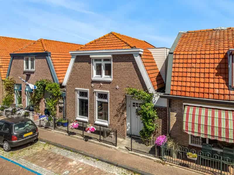 Sfeervolle woning in het oude dorp Urk nabij strand